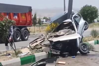 تصادف وحشتناک پژو ۴۰۵ با تیر برق در قم / راننده جان سالم به در برد (فیلم)