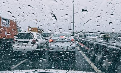 بارش باران در جاده‌ها؛ تردد در آزادراه تهران – شمال و محور چالوس ممنوع شد