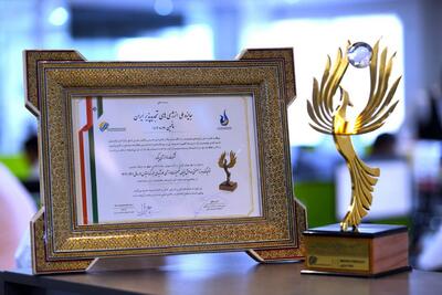 دریافت تندیس «جایزه ملی انرژی های تجدیدپذیر ایران - 1403» توسط شرکت مانا انرژی پاک