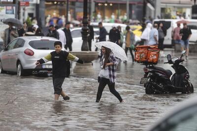 ببینید/ غرق شدن خودروها در خیابان های آنکارا