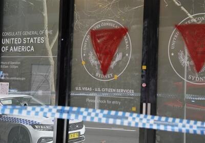 تخریب کنسولگری آمریکا در سیدنی / پلیس استرالیا: فردی با صورت پوشیده شده شیشه دفتر کنسولگری را با چکش شکست /  دو مثلث قرمز نیز روی شیشه با اسپری نقاشی شده / گمان می‌کنیم که این اتفاق انگیزه سیاسی داشته