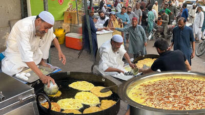 (ویدئو) غذای خیابانی در پاکستان؛ پخت صدها مالپوآ کیک نیمروی مردم کراچی