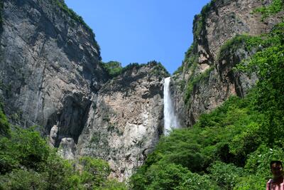 (ویدئو) مرتفع ترین آبشار چین قلابی از آب درآمد!