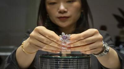 (ویدئو) الماس صورتی کمیاب ۱۰ میلیون دلار فروخته می‌شود