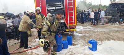 آتش‌سوزی انبار لاستیک در شهریار + تصاویر