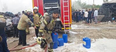 ده ها مصدوم در حادثه آتش سوزی کارخانه لاستیک سازی
