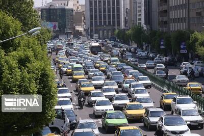 روزانه ۲۳۰۰ سال عمر مردم در ترافیک تهران تلف می‌شود