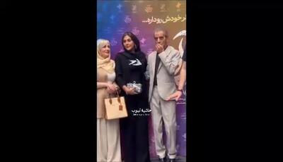 هدی زین العابدین در کنار پدرش مقابل عکاسان در مراسم اکران یک فیلم