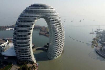 معماری خلاقانه؛ معمار چینی یه هتل ساخته کنار چشمه آبگرم شبیه نعل اسب سر و ته