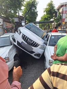عکسی از حادثه عجیب رانندگی در رودسر
