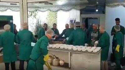 پذیرایی خادمان موکب بخش لاله آباد از زائران در چایخانه حرم رضوی + فیم