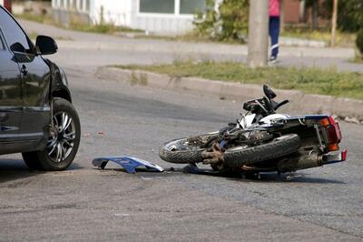 سر خوردن یک موتورسوار در پیچ جاده (فیلم)