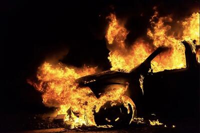 آتش گرفتن وانت نیسان در ورودی شهر دهلران (فیلم)
