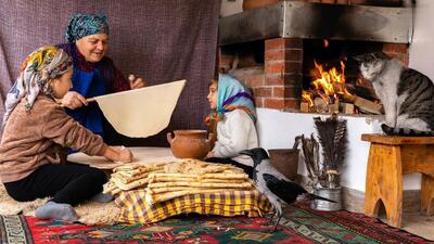 پخت نان سنتی در تنور به سبک متفاوت مادربزرگ روستایی آذربایجانی (فیلم)
