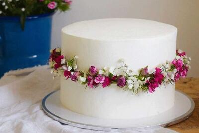 14 مدل تزیین کیک با گل طبیعی 1403 با انواع گل برای همه مناسبت ها