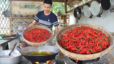 (ویدئو) نمایی نزدیک از پخت یک غذای روستایی تایلندی با فلفل قرمز و مرغ