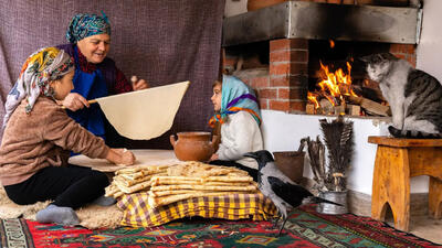 (ویدئو) پخت نان سنتی در تنور به سبک متفاوت مادربزرگ روستایی آذربایجانی