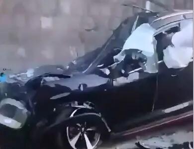تصاویر تکان‌دهنده از له شدن و آتش‌سوزی خودروی MVM پس از سقوط سنگ در جاده چالوس