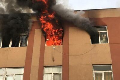 ببینید | اولین تصاویر از آتش‌سوزی در ساختمان شهرداری هشتگرد بر اثر برخورد صاعقه