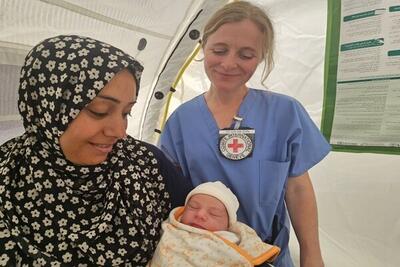 «سناد» اولین نوزاد متولد در بیمارستان صحرایی صلیب سرخ در  رفح