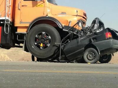 تصادف شدید کامیون با سواری پراید با ۵ فوتی و مجروح+عکس