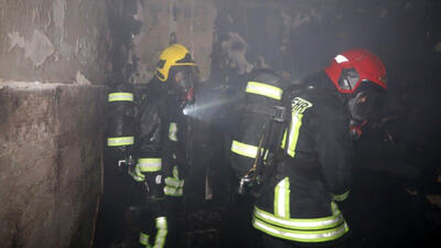 نجات 50 زن و مرد و کودک از آتش سوزی هولناک یک ساختمان در امیریه مشهد + عکس