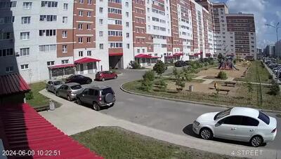 فیلم حرکت خودرو بدون سرنشین و تصادف در پارکینگ