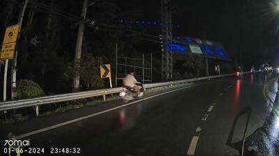 سر خوردن یک موتورسوار در پیچ جاده + فیلم
