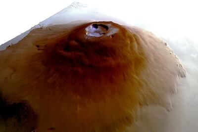 کشف یخ آب به اندازه ۶۰ استخر در آتشفشان‌های مریخ (+عکس)