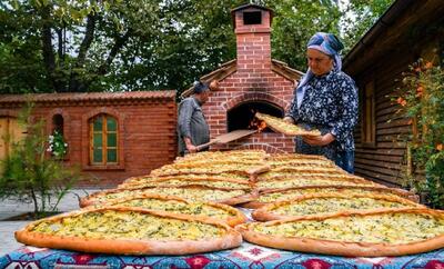 پخت پیتزای ترکیه ای به سبک بانوی روستایی آذربایجانی (فیلم)