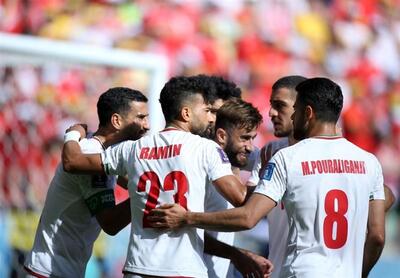 تماشاگران علیه بازیکنان تیم ملی شعار «بی‌غیرت، بی‌غیرت» سر دادند