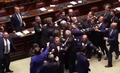 ببینید /  زد و خورد نمایندگان در پارلمان ایتالیا
