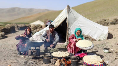 (ویدئو) نمایی نزدیک از پخت نان به روش بانوی عشایر افغان