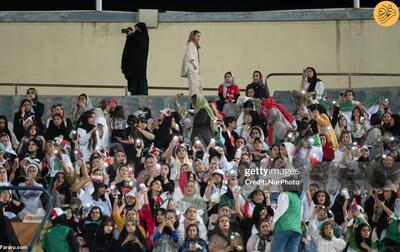 (عکس) تذکر رعایت حجاب به تماشاگران ازبکستانی در ورزشگاه آزادی