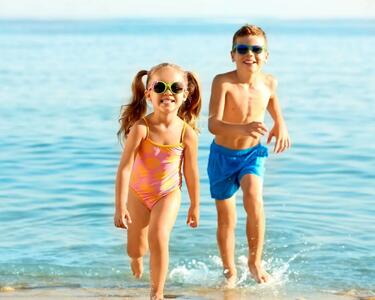 کدام رنگ لباس شنا برای کودکان خطرناک است؟