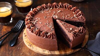 راز پخت کیک خیس شکلاتی و ساده: راه حل مشکل پف نکردن کیک