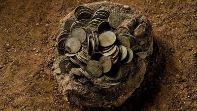 کارگران حین حفاری فاضلاب، صدها سکه عتیقه را که شهردار مخفی کرده بود، پیدا کردند/ عکس