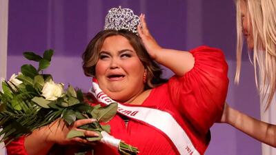 چاق ترین ملکه زیبایی جهان در برابر باربی ها اول شد ! / گریه هایش بعد از اعلام نتایج در امریکا !
