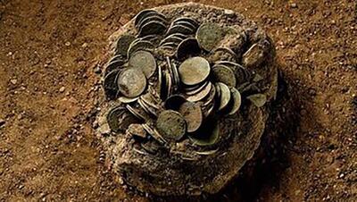 کارگران حین حفاری فاضلاب، صدها سکه عتیقه را پیدا کردند+ عکس