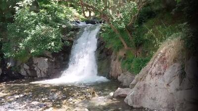 خودنمایی آبشاری در دل کوه‌های درکه تهران + فیلم