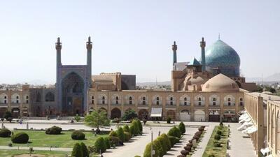 کاشی‌های پایین گنبد مسجد امام اصفهان در حال ریزش است