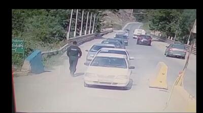 لحظه فرار دیوانه‌وار راننده پژو از ایست بازرسی پلیس در چلاو (فیلم)