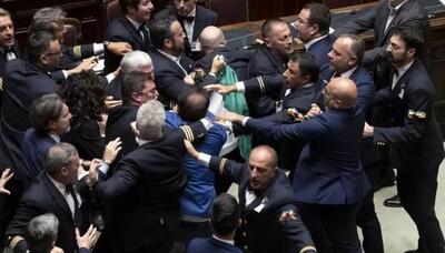 زد و خورد در پارلمان ایتالیا؛ یک نماینده راهی بیمارستان شد