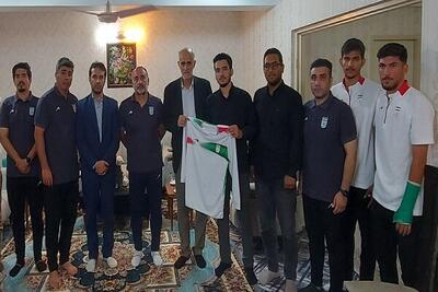 اعضای تیم فوتبال جوانان ایران در منزل خانواده شهید راه خدمت