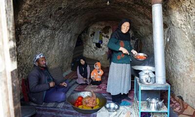 نحوه پخت خورشت با مرغ و سیب زمینی توسط زوج غارنشین افغان (فیلم)