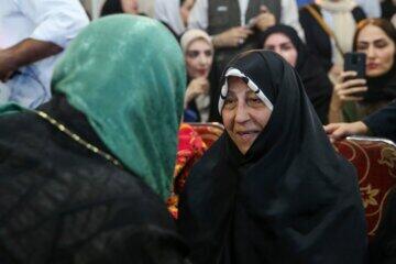 عکس/ دختر آیت‌الله هاشمی در همایش زنان حامی مسعود پزشکیان | اقتصاد24
