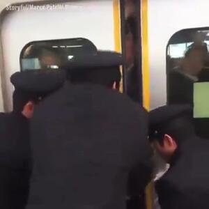 (ویدئو) وضعیت عجیب متروی ژاپن