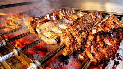 (ویدئو) غذای خیابانی در کره؛ پخت دیدنی کباب گوشت و مرغ در سئول