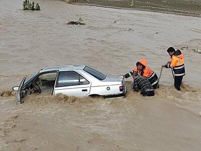 سیلاب در این شهر ۴ خودرو را با خود برد