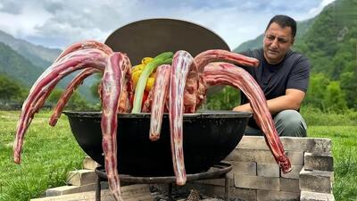 پخت خورشت دم گاو به روش توکل، آشپز مشهور روستایی آذربایجانی (فیلم)